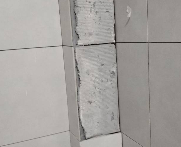 仁怀瓷砖空鼓维修公司分享下瓷砖施工前基层浇水润湿程度不足，可能导致以下问题
