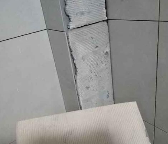仁怀瓷砖空鼓维修公司分享下厨房瓷砖脱落的补救措施。